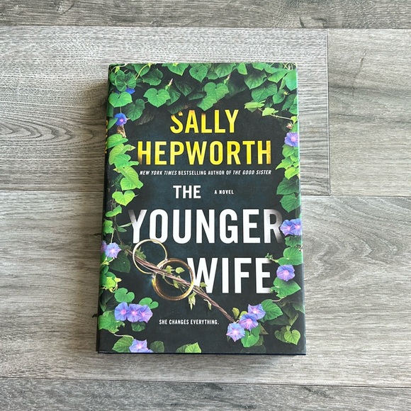 🌸 3 For $20 🌸 The Younger Wife by Sally Hepworth (Book/Novel) - Picture 1 of 6
